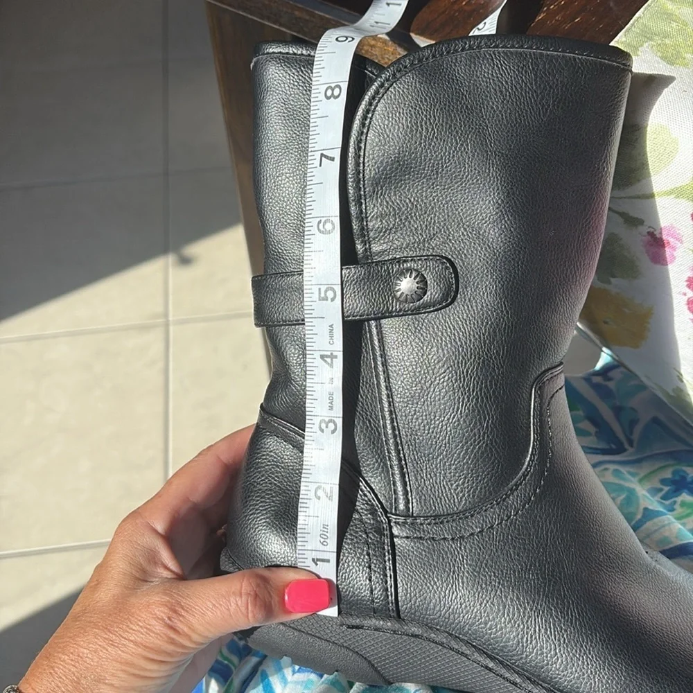 G.H. Bass & Co Women's Black faux leather Boots 1/2 zip tracking bottom warm 7.5